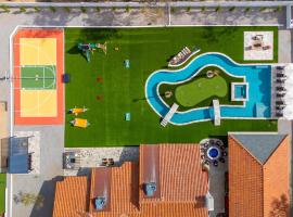 Lazy River Luxe 6 BR Sleeps 16 Pickleball Hot Tub, khách sạn ở Glendale