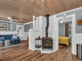 Beachglass Cottage - Family Friendly Kids and Pets, hotel i Grand Beach