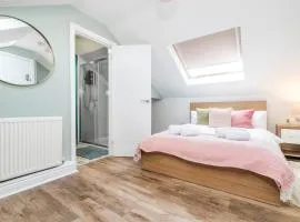 5 Bedroom House All En-Suite, Free Parking, Sleeps 10