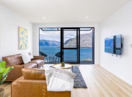 Stunning Lake Veiw Property, hotel in Queenstown