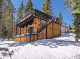 Modern Eco Retreat with Hot Tub and Views, hotel din Truckee