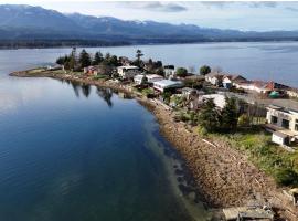 The Beach House at Deep Bay, hotel v destinaci Bowser