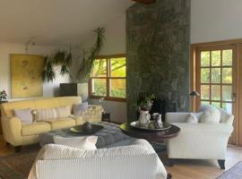 West Vancouver 3 bedroom Spacious Very Well Maintained Close to Ocean Mts Hikes Golf Shopping City Whistler, hotel in West Vancouver
