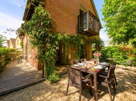 Cosy Cotswold Lodge by Your Home Here - ideal for families, log-burner, spa, private parking, EV Hookup included and heated swimming pools, wellnesshotel Ashton Keynesben