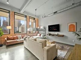 Stunning Downtown Apartment with Pool, Laundry, Parking