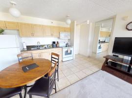 Spacious Waikiki Banyan Condo with Ample Sleeping, Walk to Beach, Great Views and Free Parking (22201), hotell i Honolulu