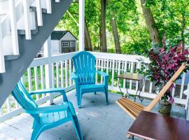 NEW - Mins to Concord - Nashua - Fenced Backyard, hotel en Manchester