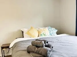 Toronto Deluxe Room-BEST LOCATION-FREE PARKING& WIFI