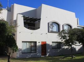 Grand Yellow Apartment, hotel in Port Alfred