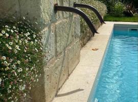 DE L'ART À LA MANIÈRE - Chambre d'Hôtes de Charme - 2 Suites Haut de Gamme - Idéal Couple & Famille - Piscine - Terrasse - Calme - 15min Saint-Émilion - EXPÉRIENCE Restauration d'Oeuvre d'Art, hotel en Branne