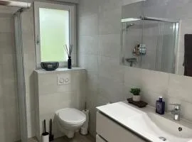 Grande chambre avec salle de bain privé