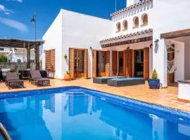 Villa with sunny private pool in golf resort - child friendly!