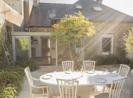 Viesnīca Large house 80m from the port of Paimpol - four bedrooms pilsētā Pempola