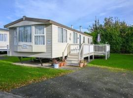 Charming Caravan To Hire At Breydon Water Holiday Park In Norfolk Ref 10003Tc, campsite in Belton