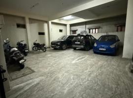 Comfy home, 3 bedroom, 2 attached bathroom, large hall, kitchen, first floor, lift, covered car park, Hotel in Chennai
