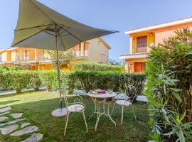 Villa Emerald private compound swimming pool, hotel in SantʼAnna Arresi