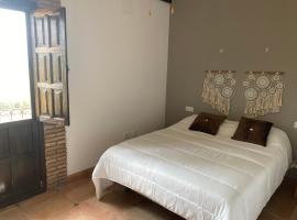 Casa Rural Dehesa del colmenar, hotel v destinácii Cabra