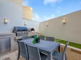 2BR Gozo Escape with Private Tub & Backyard by 360 Estates