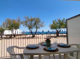 Marcelli में, होटल P313 nr 103 trilocale sul mare con ombrellone in prima fila