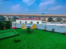 The Bypass Nest-with Private Cozy Attached Terrace