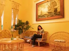 Villa Nhà có hai cây Tùng