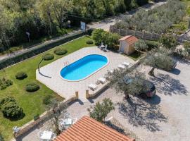 Casa Jelena with Shared Pool, hôtel à Kaštelir