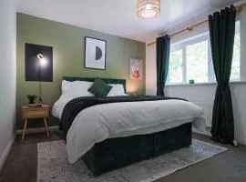 Spacious 5 Bedrooms Sleeps 9 3 Bath and Parking Ideal for Contractors