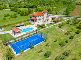 5-Bed Villa with Pool, Jacuzzi & Padel Court