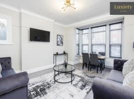 2 bed modern apartment by luxiety stays, Hotel in Southend-on-Sea