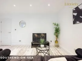 Stylish & Modern 1BR City Centre Nr the beach, High St & Adventure Island by Luxiety Stays