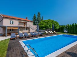 Villa Lavanda near Pazin, a modern pool villa in the heart of Istria, Hotel in Pulići