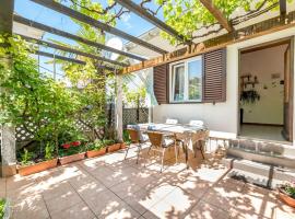 Mediterranes Ferienhaus nur 550 Meter zum Strand mit Grillbereich, privater Terrasse, Parkplatz、バスカのホテル