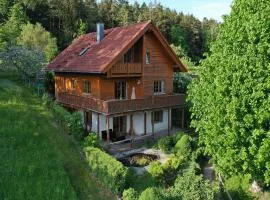 Holz-Ferienhaus Oberbrändi: Kachelofen, Sauna, WLAN, am Wald