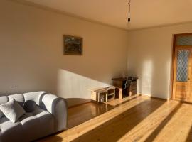 Jusics Guesthouse, hotel a Itʼkhvisi