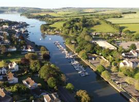 Bright Bungalow Near Town & Estuary with parking, hotel en Kingsbridge