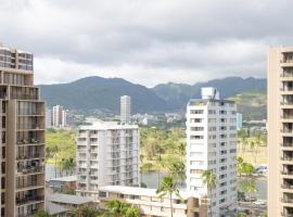 Beautiful Waikiki Banyan Mountain View Condo with Full Kitchen, Ample Sleeping and Free Parking (21207), hotell i Honolulu