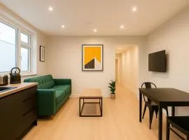 Modern Central Apartment + King Size Bed + Garden