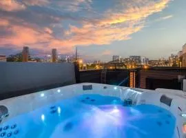 5 Star Stay! Rooftop Hot Tub Walk To Gulch