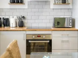 Modern 4 bed & 4 En-suite City Centre with Parking