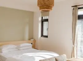 Lai Dua 賴著住一晚