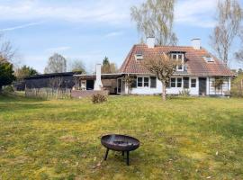 Charming House With 5000M Garden And Forest, Hotel in Tisvildeleje