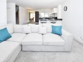 Regal House by True Stays - 3 Bedroom House in Stoke-on-Trent