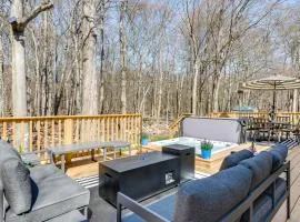 Poconos Hot Tub Haven! 14 Mi to Camelback Resort