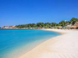Tiny house JULIJA with jacuzzi, hotel i Sveti Filip i Jakov