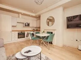 Luxury 2BR Duplex Apt Near LGI, King Bed