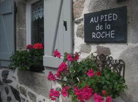 Au Pied de la Roche, family hotel in Roche-en-Régnier