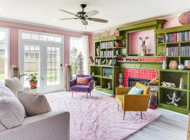 Island Vibes Home with Fire Pit in Murfreesboro!，位于默夫里斯伯勒的酒店