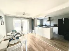 Stunning Open Plan 3 Bed House - Driveway & Garden