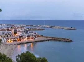 SPACIOUS FLAT WITH SEA VIEWS, 3 BEDROOMS, 2 BATHROOMS and NEXT TO THE BEACH!!