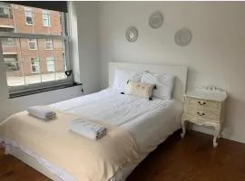 4 Bed Flat - Sleeps 10 - Pets - Parking